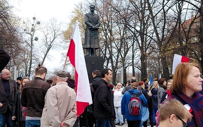 Uroczystości z wojskowym ceremoniałem odbyły się na pl. Piłsudskiego.