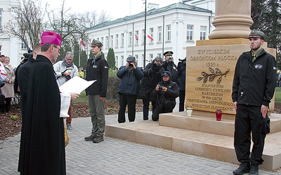 ▲	Wymownym momentem było odsłonięcie i poświęcenie nowego pomnika w centrum miasta – kolumny Obrońców Płocka z 1920 roku.