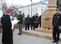 ▲	Wymownym momentem było odsłonięcie i poświęcenie nowego pomnika w centrum miasta – kolumny Obrońców Płocka z 1920 roku.