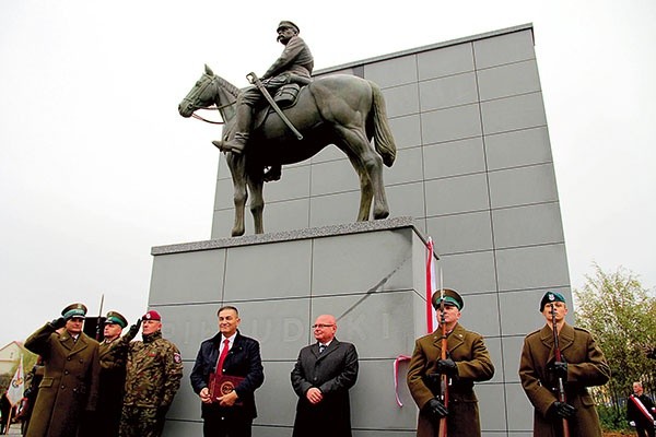 Uroczystość odsłonięcia posągu.