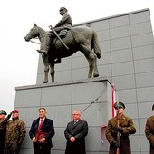 Uroczystość odsłonięcia posągu.