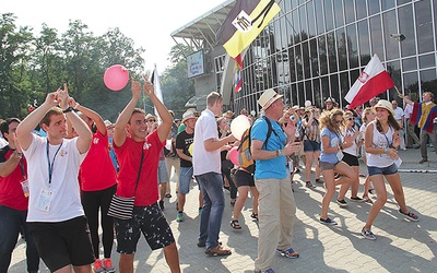 Tak 24 lipca 2016 r. wyglądało Jastrzębie. W międzynarodowym Marszu dla Życia wzięło wtedy udział 2 tys. Polaków i prawie 400 młodych z Europy, Ameryki Południowej i Polinezji. Teraz w widocznej na zdjęciu hali widowiskowo-sportowej odbędzie się spotkanie młodych.
