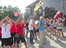 Tak 24 lipca 2016 r. wyglądało Jastrzębie. W międzynarodowym Marszu dla Życia wzięło wtedy udział 2 tys. Polaków i prawie 400 młodych z Europy, Ameryki Południowej i Polinezji. Teraz w widocznej na zdjęciu hali widowiskowo-sportowej odbędzie się spotkanie młodych.