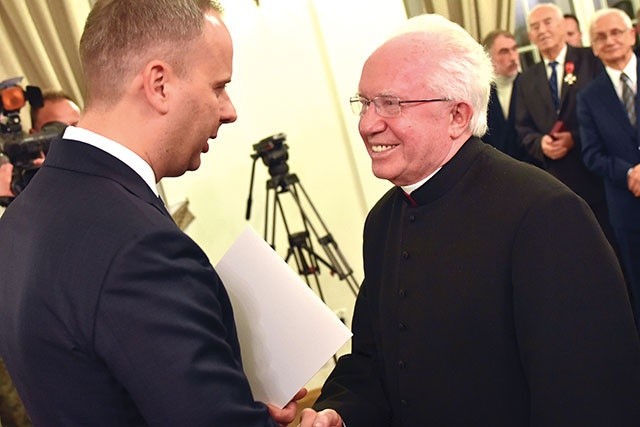 ▲	Ksiądz Jandziszak odbiera odznaczenie od wojewody dolnośląskiego, przyznane mu przez Prezydenta RP i Prezesa Rady Ministrów.