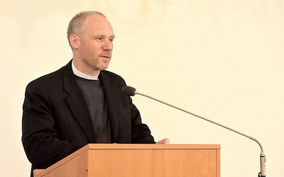 ▲	Ksiądz Adam Skutela w czasie prelekcji w Świdnickiej Kurii Biskupiej.