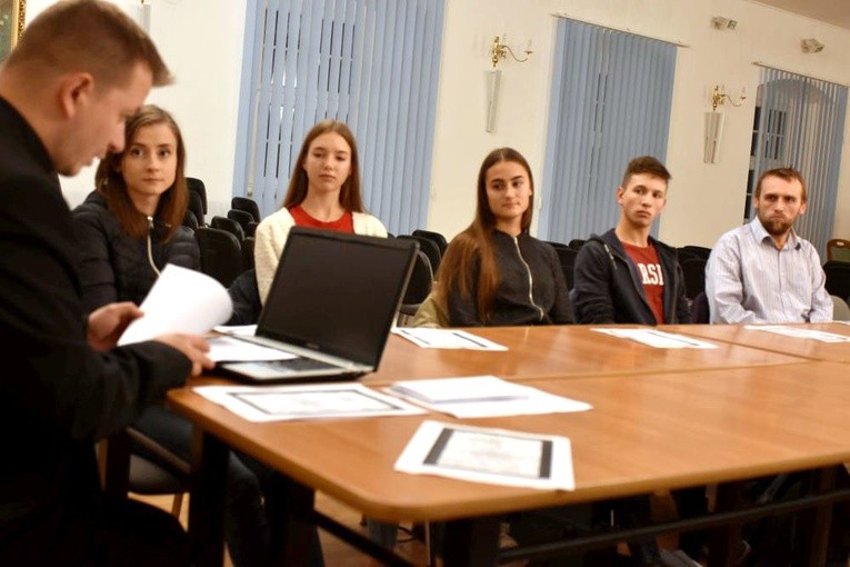 Grupa diecezjan, która chce pojechać do Panamy, regularnie spotyka się w świdnickiej kurii, by jak najlepiej przygotować się do wyjazdu.