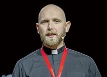 Ojciec Roman Groszewski SJ, duszpasterz studentów i wspólnoty „Dom w ramionach Ojca”.  Mieszka w Warszawie.