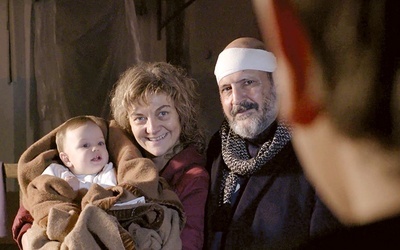 Lilli (Donatella Bartoli) i Anniballe (Sergio Leone), czyli para kloszardów z „niewidzialnym” dzieckiem na ręku.