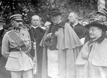 Kardynał Aleksander Kakowski z marszałkiem Józefem Piłsudskim i nuncjuszem apostolskim abp. Achille Rattim, Warszawa, maj 1921 r.