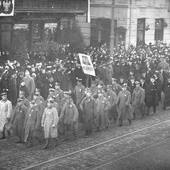 Pochód narodowy w Warszawie 17 listopada 1918 r. Wzięli w nim udział przedstawiciele wszystkich zaborów.