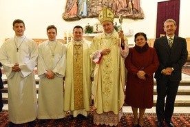 Ks. Grzegorz Kubalica (w środku) z bp Andrzejem Jeżem, rodzicami i braćmi