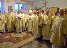 Uczestnicy rekolekcji w bp. Henrykiem Tomasikiem w skarżyskiej Ostrej Bramie