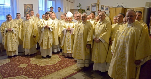 Uczestnicy rekolekcji w bp. Henrykiem Tomasikiem w skarżyskiej Ostrej Bramie