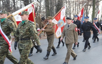 Uroczysty przemarsz spod zamku na plac Wolności