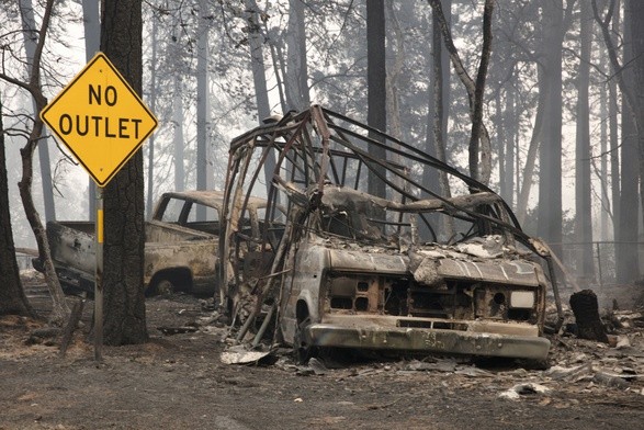 58 ofiar śmiertelnych pożarów w Kalifornii, większość w jednym miasteczku