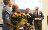 Dr Piotr Szczukiewicz, dyrektor poradni oraz Ewa Bartos, wicedyrektor, odbierają gratulacje z okazji jubileuszu poradni