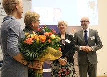 Dr Piotr Szczukiewicz, dyrektor poradni oraz Ewa Bartos, wicedyrektor, odbierają gratulacje z okazji jubileuszu poradni