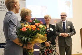 Dr Piotr Szczukiewicz, dyrektor poradni oraz Ewa Bartos, wicedyrektor, odbierają gratulacje z okazji jubileuszu poradni