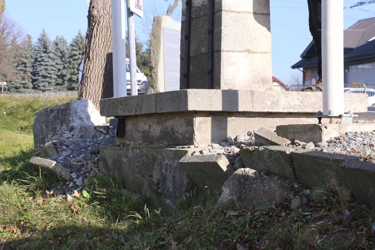 Obelisk legionowy w Michałowicach