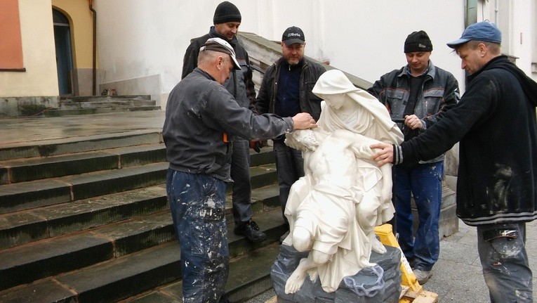 Pieta stanęła w sąsiedztwie budynku Ministerstwa Zdrowia