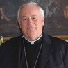 Papież przekazuje słowa umocnienia kardynałowi Bassettiemu 