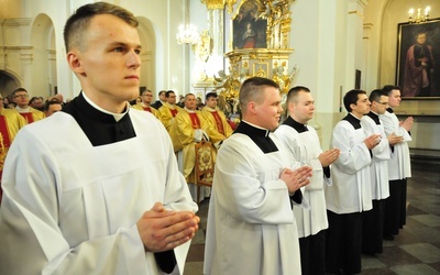 Sześciu alumnów lubelskiego seminarium duchownego po raz pierwszy założyło sutanny