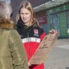 Miłosierdzie pakowane w papierową torbę