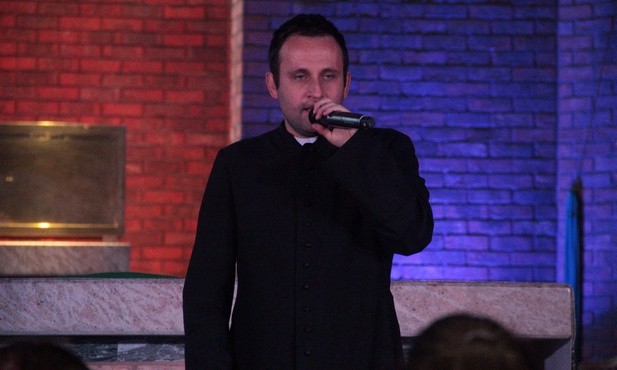 Ks. Jakub Bartczak w trakcie występu