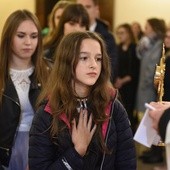 Młodzi mogli ucałować relikwie św. Stanisława Kostki