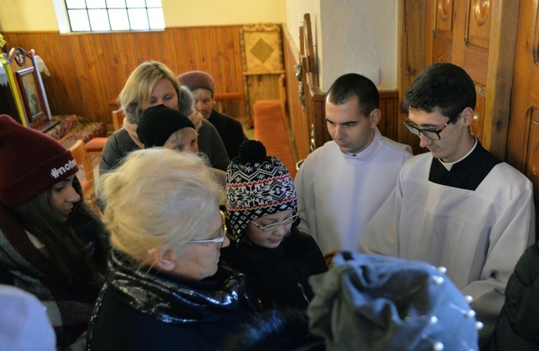 Alumni przywożą na parafie drobne upominki, przypominające o seminarium i o powołanych