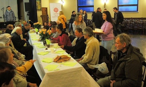 Spotkanie uczestników Światowego Dnia Ubogich w podziemiu kościoła NSPJ w Bielsku-Białej 