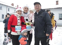 Tak było w ubiegłym roku po biegu – z ks. Józefem Walusiakiem, współinicjatorem Nadziei, rodzina Glanowskich z Białej.