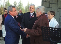Dariusz Pilarski (z lewej) odbiera akt nadania jego dziadkowi tytułu honorowego obywatela gminy Wilamowice.