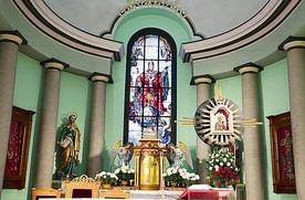 Prezbiterium chybskiego kościoła parafialnego, który otrzymał rangę sanktuarium maryjnego.