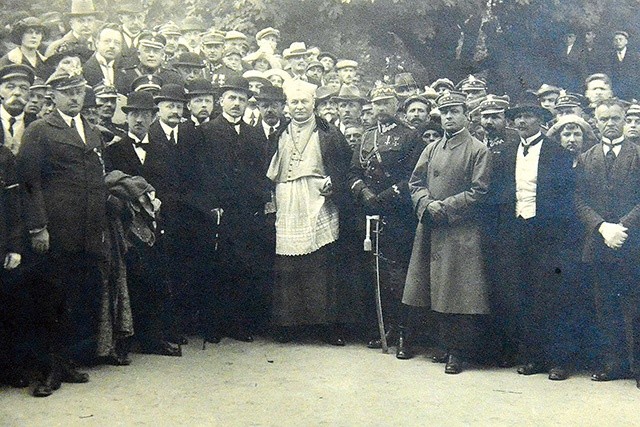 15 sierpnia 1923 roku. Pasterz diecezji z wiernymi po uroczystościach.