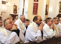 Kapłan egzorcysta powinien cechować się pobożnością, wiedzą, roztropnością i nieskazitelnością życia.