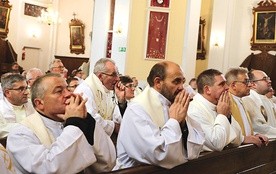 Kapłan egzorcysta powinien cechować się pobożnością, wiedzą, roztropnością i nieskazitelnością życia.