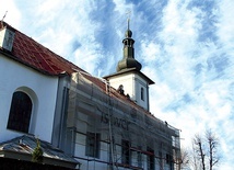 Rozpoczęły się prace dekarskie na dachu kościoła.