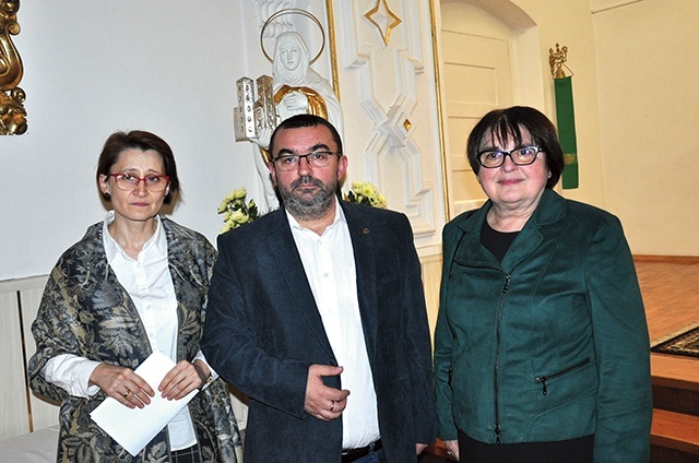 Od lewej: dr Anna Sutowicz, Piotr Sutowicz i prof. Krystyna Kossakowska-Jarosz.