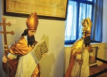 Posągi patronów Polski – Wojciecha i Stanisława –  znajdują się na co dzień w kościele w Leńczach.