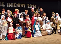 Pamiątkowe zdjęcie z bp. Ignacym, który wszystkim uczestnikom wręczył nagrody i wyróżnienia.