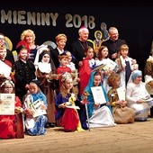 Pamiątkowe zdjęcie z bp. Ignacym, który wszystkim uczestnikom wręczył nagrody i wyróżnienia.