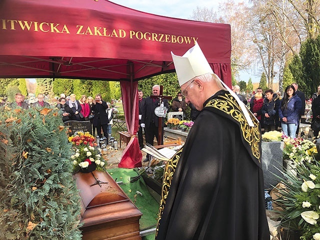 ▲	Biskup Ignacy nad grobem zmarłego kapłana.