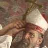 	Biskup Jordan przenikliwie spogląda  z płótna.
