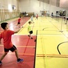 Na sali gimnastycznej  żółte linie wyznaczają pole gry w badmintona