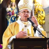 Abp Józef Górzyński dziękował proboszczowi i wszystkim, którzy włączyli się w realizację projektu.