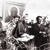 Nawiedzenie diecezji w 1972 roku. Ks. Roman podtrzymuje wizerunek MB Częstochowskiej, obok sługa Boży bp Piotr Gołębiowski.