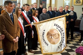 Podczas Eucharystii został poświęcony nowy sztandar placówki.