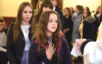 ▲	Uczestnicy nabożeństwa mogli ucałować relikwie św. Stanisława Kostki na zakończenie spotkania w kościele.
