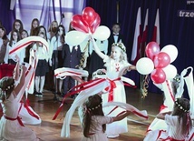 ▲	 Taniec dzieci podczas jubileuszowych obchodów 9 listopada.